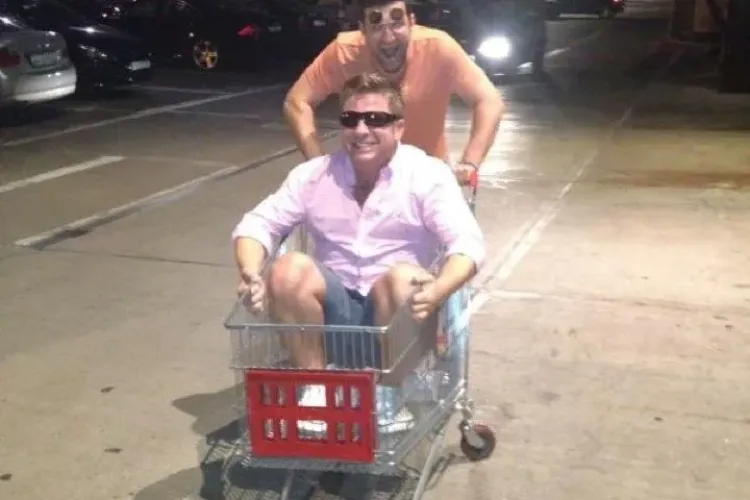 Smiley l-a plimbat pe Pavel Bartoș cu căruciorul de cumpărături FOTO