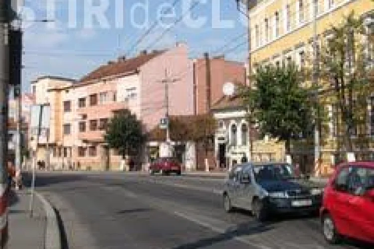Locatarii de pe strada Cuza Vodă, nemulţumiţi de Primăria Cluj. Vor să refacă imobilul, dar nu sunt ajutaţi deloc de instituţie, care are acolo un spaţiu
