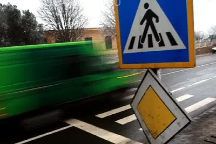 Şoferii dejeni vor indicatoare rutiere pentru trecerea de pietoni de lângă magazinul Giulia