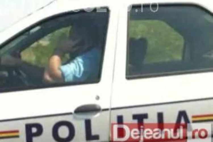 Poliţia GONEŞTE cu 120 km/h şi vorbeşte la telefon! VIDEO 