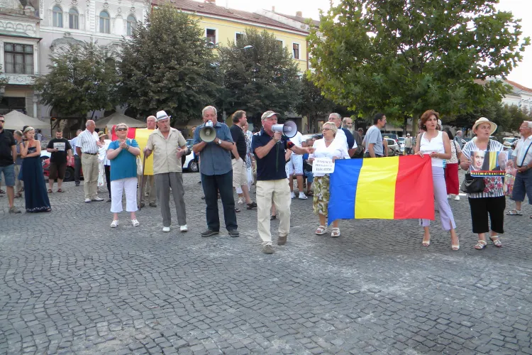 Protestatarii din Piața Unirii cer sancţionarea Curții Constituționale