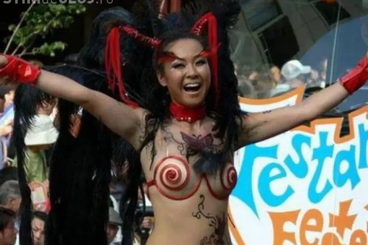 Femeile aproape dezbrăcate au dansat sumar îmbrăcate pe străzile din Japonia FOTO