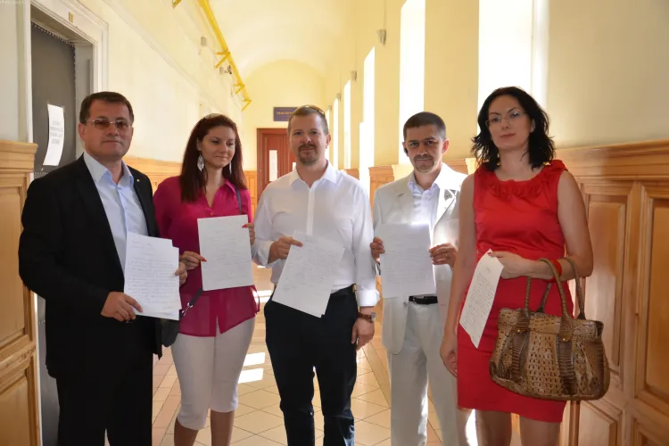 Mai mulţi PNL-işti clujeni s-au autodenunţat la Parchet: "Acesta este rolul nostru, să îndemnăm oamenii să voteze" 