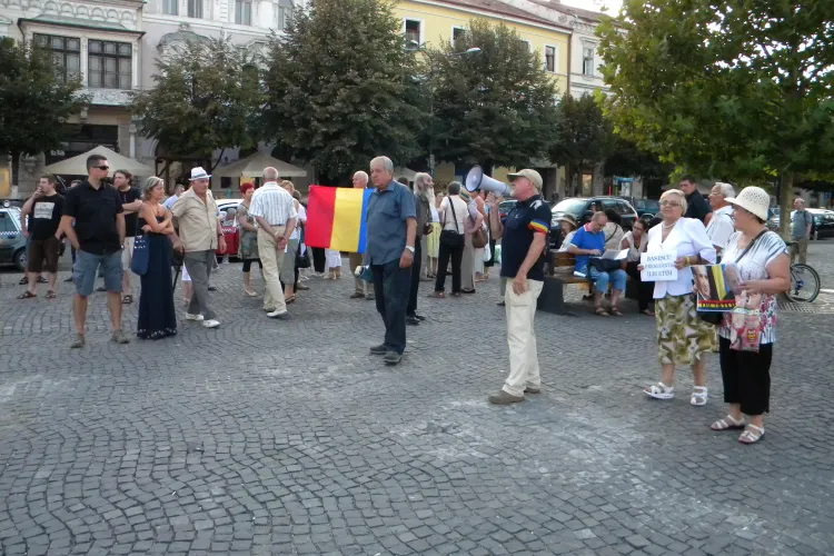 Protest în Piata Unirii! ”Fără mititei și bere nu îi scoatem pe oameni în stradă” VIDEO