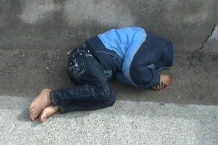  Din cauza sărăciei, un copil s-a culcat pe stradă: "acasă am mai mulţi fraţi" VIDEO