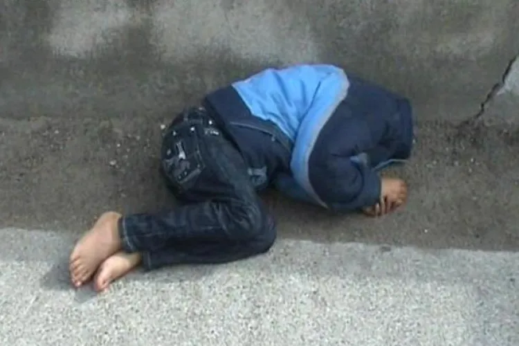  Din cauza sărăciei, un copil s-a culcat pe stradă: "acasă am mai mulţi fraţi" VIDEO