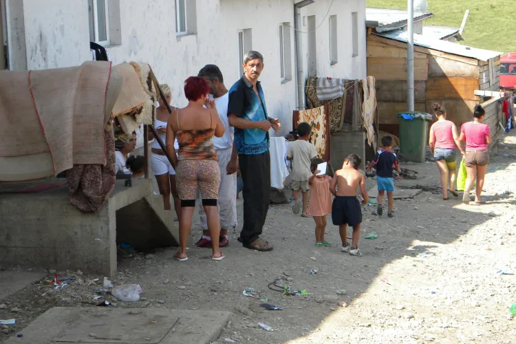 Şeful romilor din Cluj, urmărit penal de către DNA pe motiv că ar fi dus ţiganii de la Pata Rât să voteze la referendum 