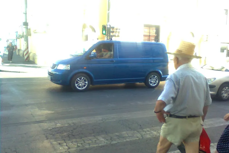 NESIMŢIRE MAXIMĂ: A oprit direct pe trecerea de pietoni, când la semafor era VERDE! ŞTIREA CITITORULUI FOTO