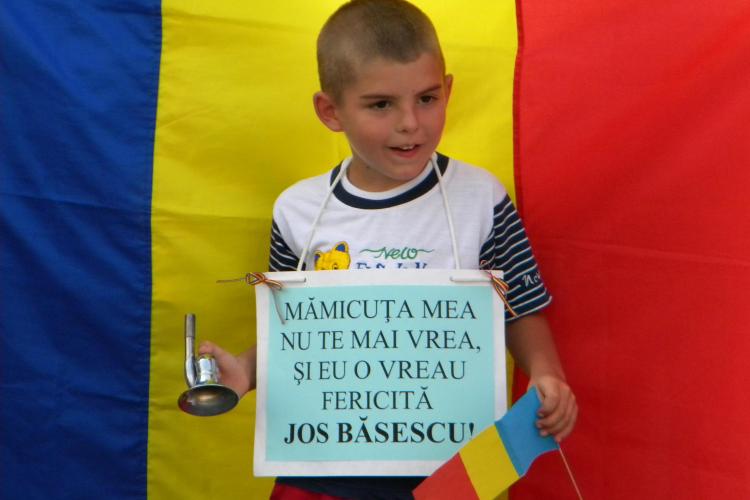 Un puști de 8 ani la protestul din Piața Unirii: Mămicuța mea nu te mai vrea. Jos BĂSESCU! VIDEO