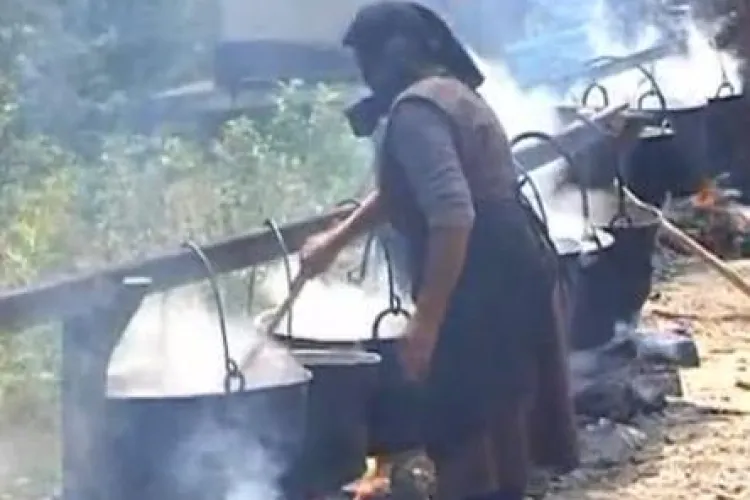 Peste 15.000 de sarmale, gătite pentru credincioşii de la Mănăstirea Nicula