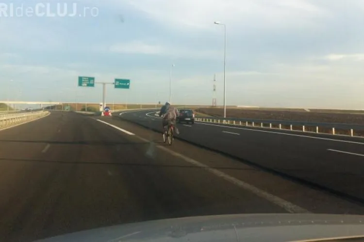 Cu bicicleta pe AUTOSTRADĂ! Dacă nu în România, atunci unde? FOTO