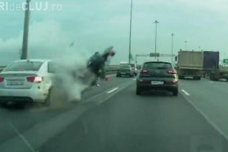 Accident TERIBIL în Rusia, filmat de un alt şofer! Un motociclist a zburat 10 metri în aer