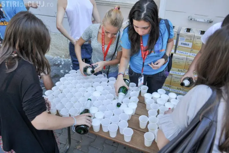 Clujul, aniversat cu 696 de sticle de șampanie FOTO