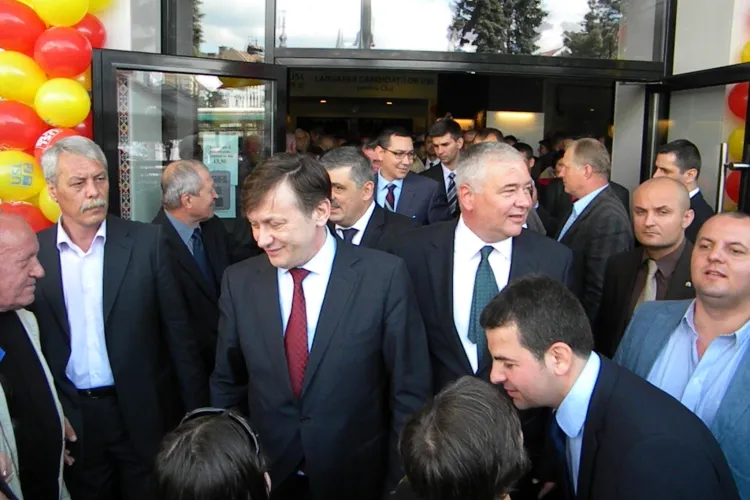 Antonescu: Merkel să-l ia pe Băsescu în Germania și să-i dea o bucată de pământ să se joace acolo  