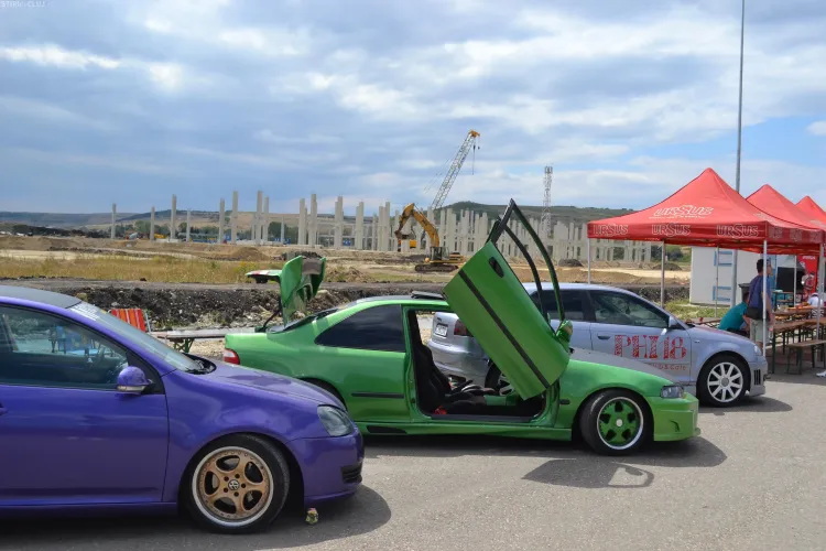 Curse legale de "liniuţe", fete frumoase şi maşini tunate la Jucu de Sus FOTO