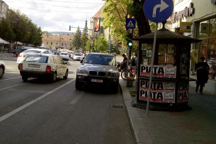  Şi-a parcat BMW-ul pe SENS UNIC şi a blocat o bandă de circulaţie FOTO ŞTIREA CITITORULUI 