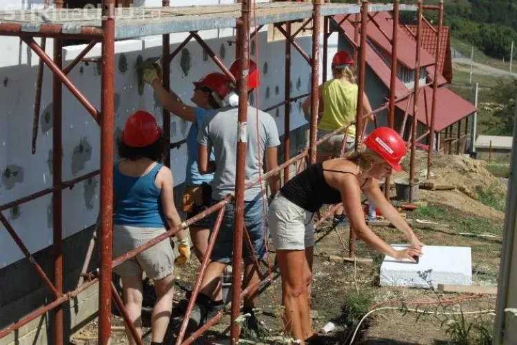 15 avocaţi din şapte ţări europene construiesc o casă în Dezmir