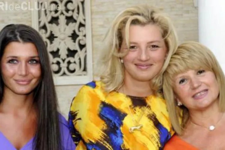 Elena Băsescu, pe Twitter: "Să trăieşti cu numele, mami!"