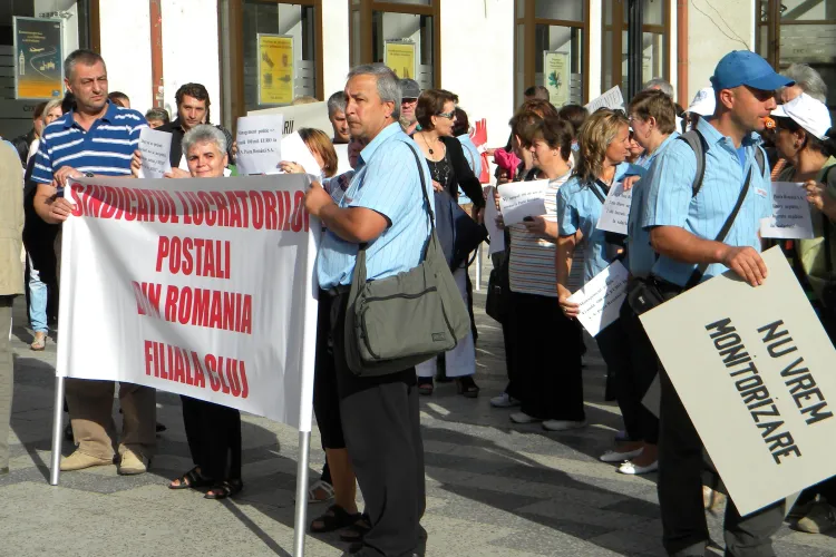 Poştaşii clujeni au pichetat Prefectura: vor condiţii de muncă decente FOTO VIDEO