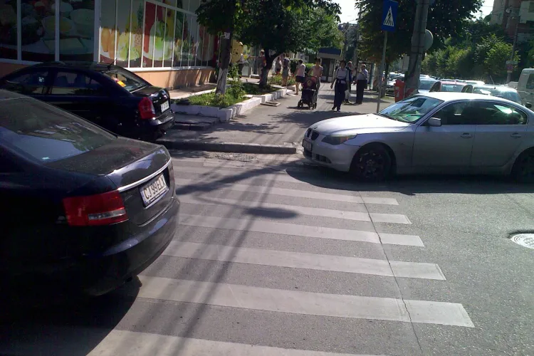 Clujul este sufocat de mașini! Cum se parchează pe strada Titulescu - colt cu magazinul Mega