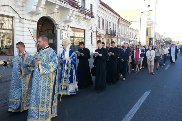 Sute de credincioși greco-catolici în procesiune prin Cluj-Napoca de Sfântă Maria Mică