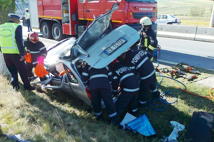 Imagini cu accidentul din Tureni! O mașină a intrat într-un copac și cinci persoane au fost încarcerate FOTO