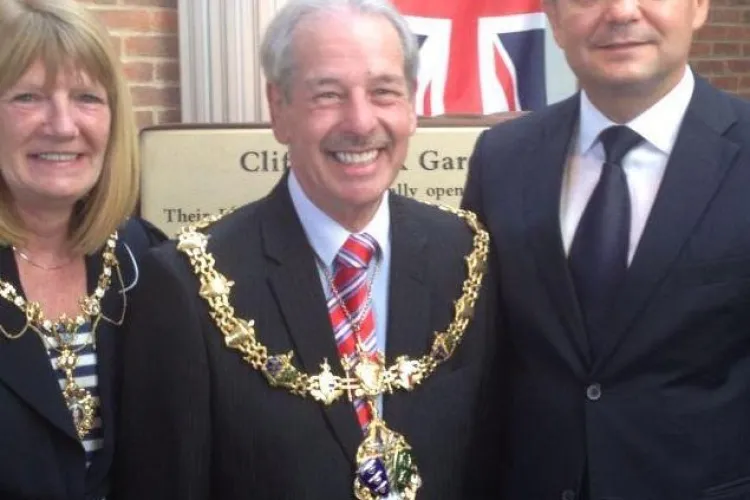 AFLĂ ce a făcut Emil Boc în vizita din Anglia și cine l-a sunat de ziua lui de naștere VIDEO