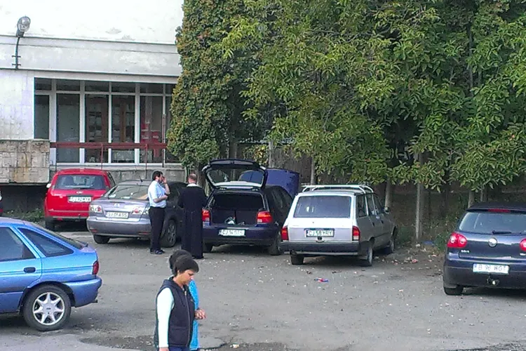 Autoturism sfințit în parcarea Spitalului Dej VIDEO