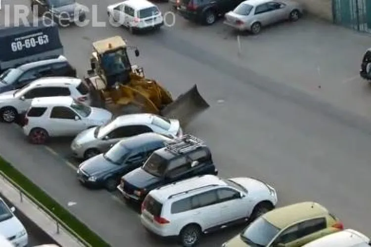 Un rus beat a avariat cu buldozerul cinci mașini! Proprietarii acestora l-au pus la punct cum se cuvine VIDEO