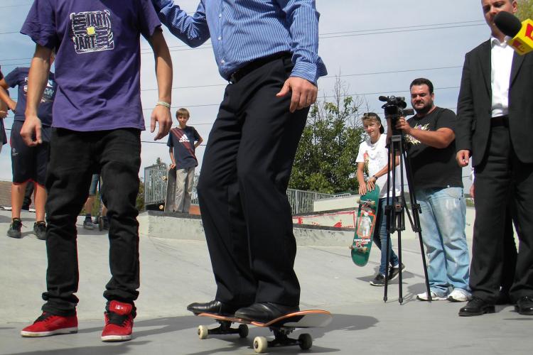 Emil Boc s-a urcat pe skateboard FOTO