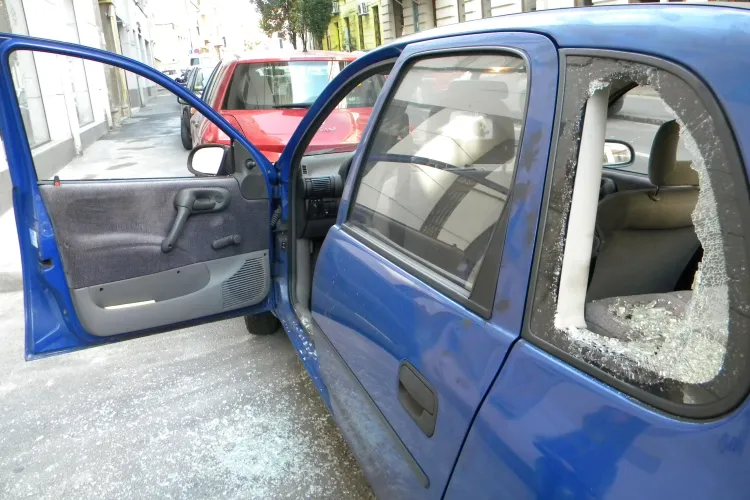 Maşină spartă în centrul Clujului, luni noapte FOTO