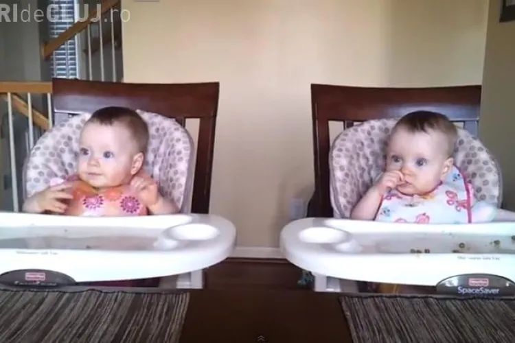 Două gemene fac SHOW când tatăl lor le cântă la chitară VIDEO  