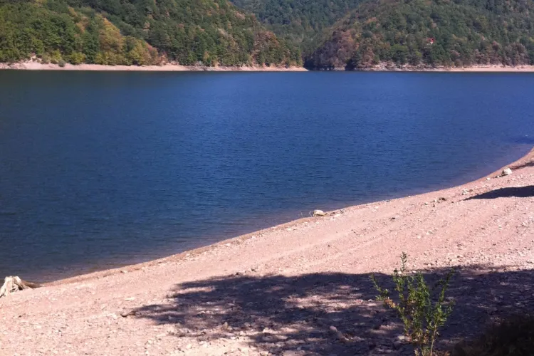 Nivelul lacului Tarniţa a scăzut îngrijorător de mult FOTO