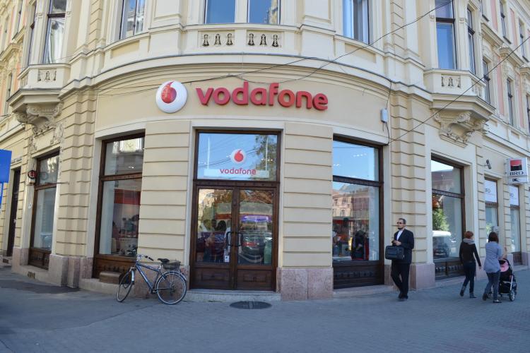 Magazinul Vodafone din Piața Unirii a fost inaugurat oficial. Spațiul a fost amenajat pe modelul celor londoneze - FOTO
