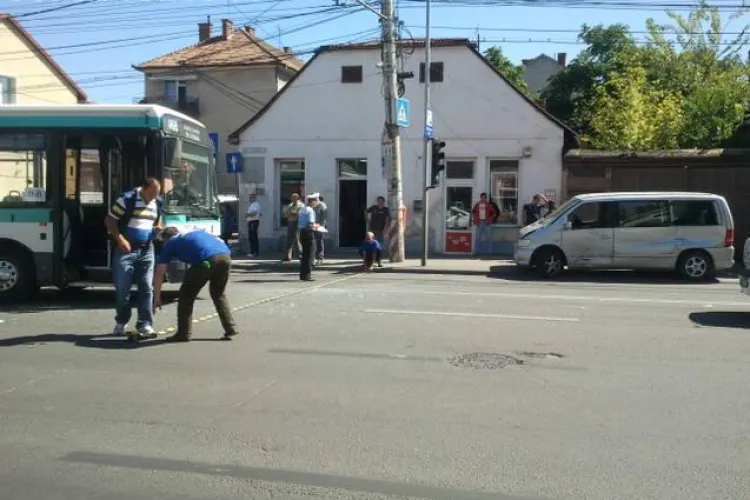 Accident în zona Spitalului Stanca! Un autobuz a lovit un Mercedes Vito VIDEO