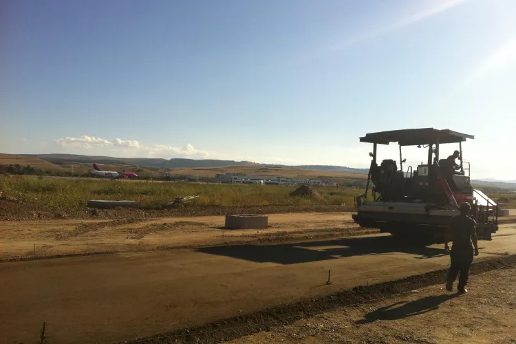 La pista de la aeroport se toarnă primul strat de beton VIDEO și FOTO