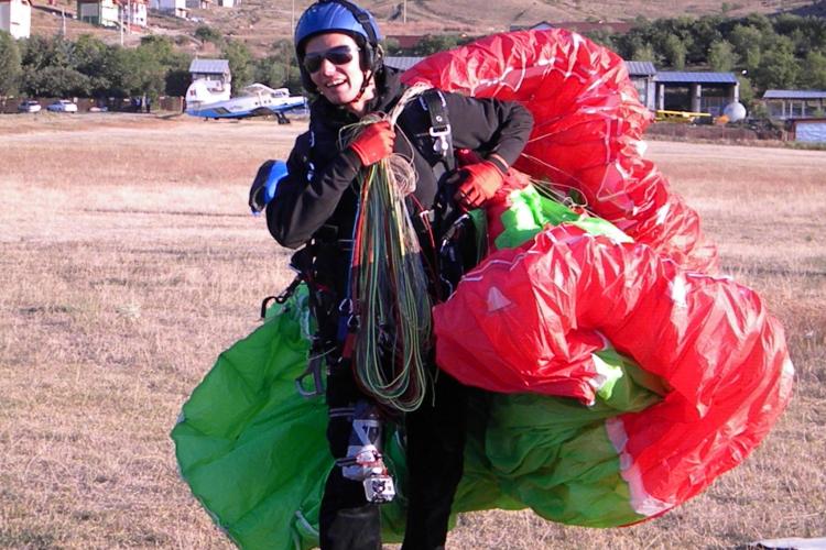 Un parapantist din Cluj a făcut SENZAŢIE în aer: A sărit, în premieră mondială, din avion cu paraşuta şi o parapanta VIDEO