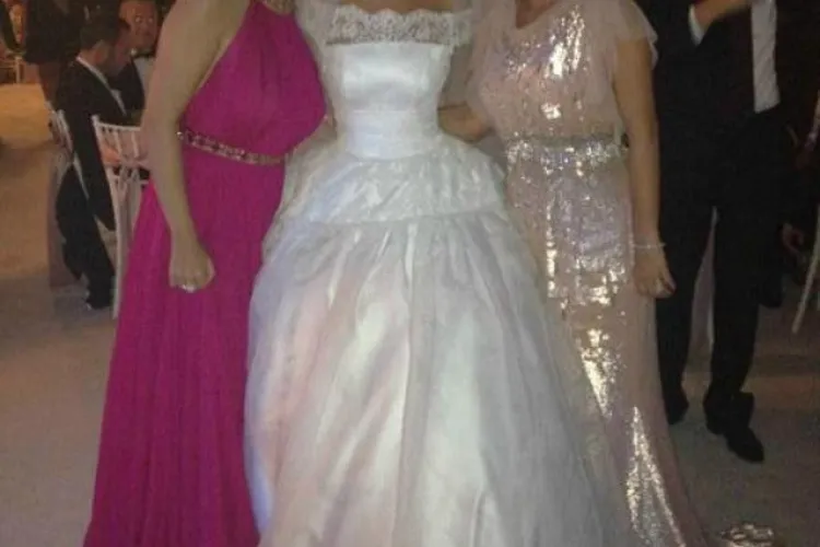  Cum a fost îmbrăcată Elena Udrea la nunta Elenei Băsescu! FOTO