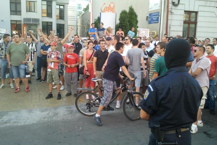 Suporterii "U" Cluj au protestat la Primărie. Emil Boc nu i-a primit VIDEO 