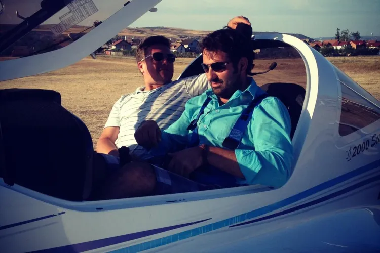 Bucătarul Adi Hădean a pilotat un avion deasupra Clujului timp de jumătate de oră FOTO