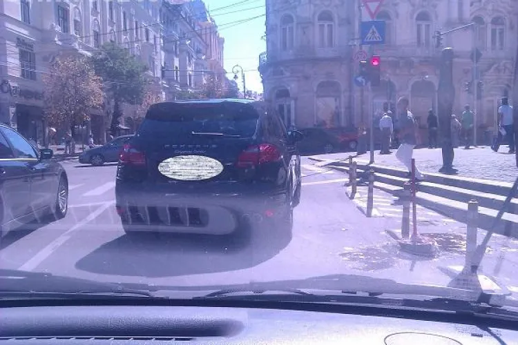 Și-a ”parcat” Porsche -ul de 100.000 de euro în Piața Unirii, pe o bandă de mers FOTO  