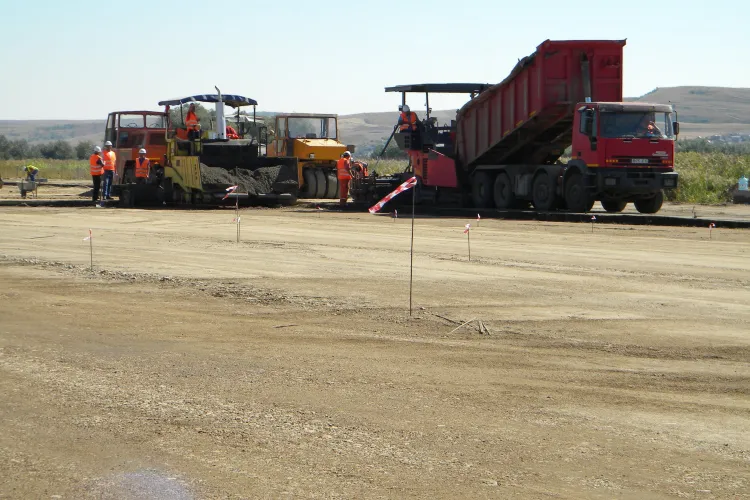 Se lucrează intens la pista de 3.500 a Aeroportului Internaţional Cluj. În 2013 va fi gata! FOTO / VIDEO 