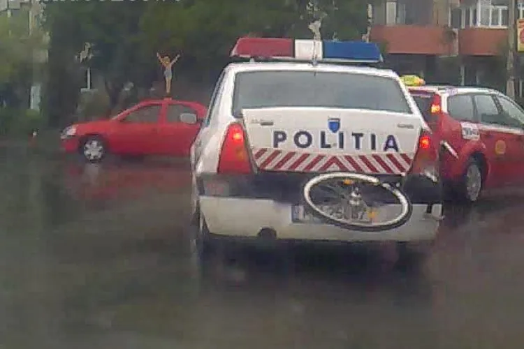 Poliția transportă o bicicletă în portbagaj cu girofarul pornit, pe varianta Zorilor - Mănăștur VIDEO