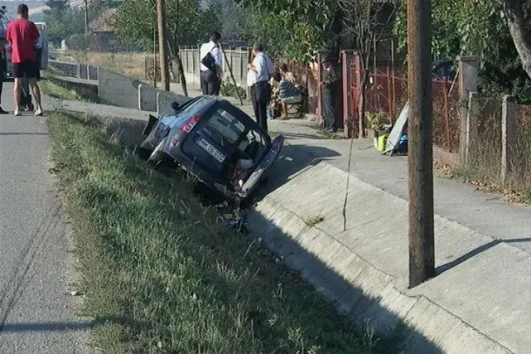 Accident la Fundătura! Un șofer a adormit la volan și s-a răstrunat cu mașina VIDEO