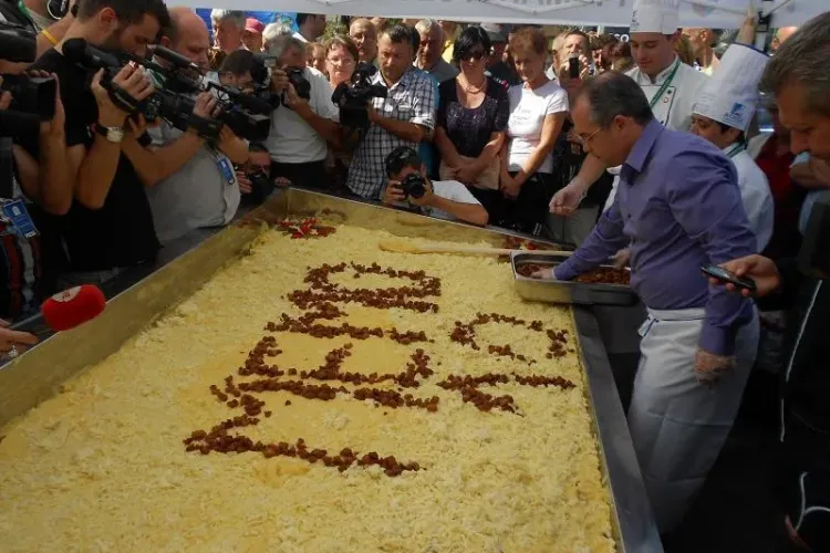 Emil Boc a făcut mămăligă și a băut țuică la Campionatul de Gătit FOTO