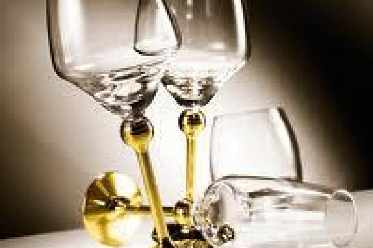 Consumul cantităţii de alcool, influenţat de forma paharului