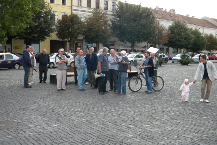 Protest ANEMIC în Piața Unirii! Numai 17 clujeni au strigat JOS Băsescu VIDEO