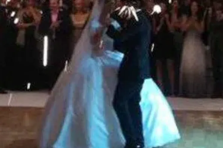 Ce CADOU a făcut Boc la nunta Elenei Băsescu VIDEO