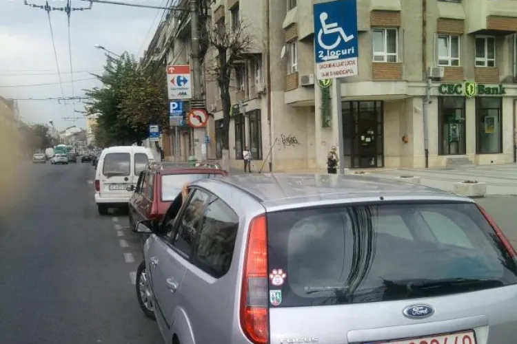 Locurile pentru persoanele cu handicap, OCUPATE cu NESIMŢIRE de şoferi! FOTO ŞTIREA CITITORULUI