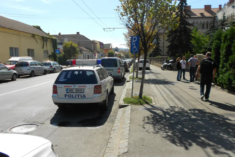 Mașină de poliție staționa pe loc cu handicap în fața sediului IPJ Cluj FOTO